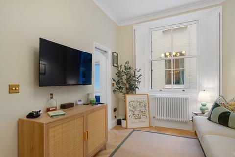 Studio to rent, London W8