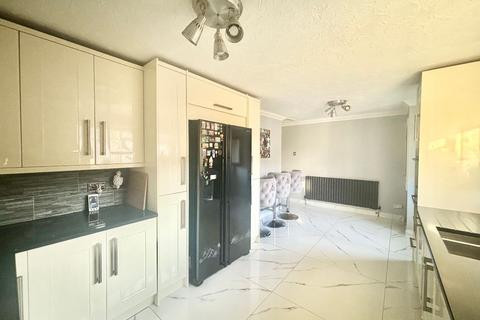 4 bedroom bungalow for sale, Zider Pass, Canvey Island