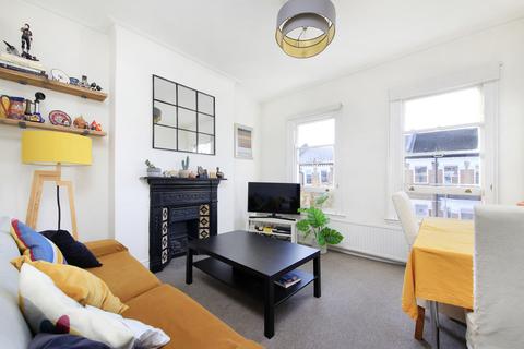 2 bedroom flat to rent, Tremadoc Road, London SW4