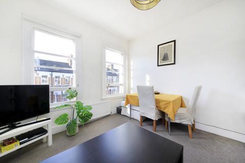 2 bedroom flat to rent, Tremadoc Road, London SW4