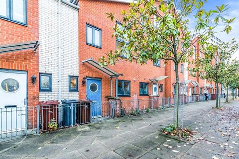 3 bedroom terraced house to rent, Newbold Walk, Greater Manchester M15