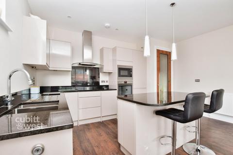 2 bedroom penthouse to rent, London Road Reigate RH2