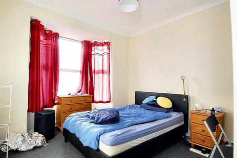 3 bedroom flat to rent, Beaumont Road, Flat 3, Plymouth PL4