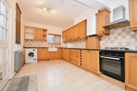 3 bedroom flat to rent, Picardy Road Belvedere DA17