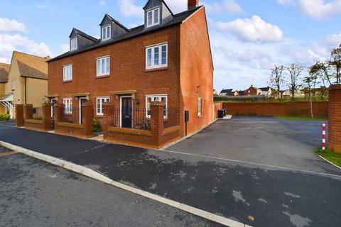 3 bedroom end of terrace house for sale, Kempton Drive, Towcester, NN12