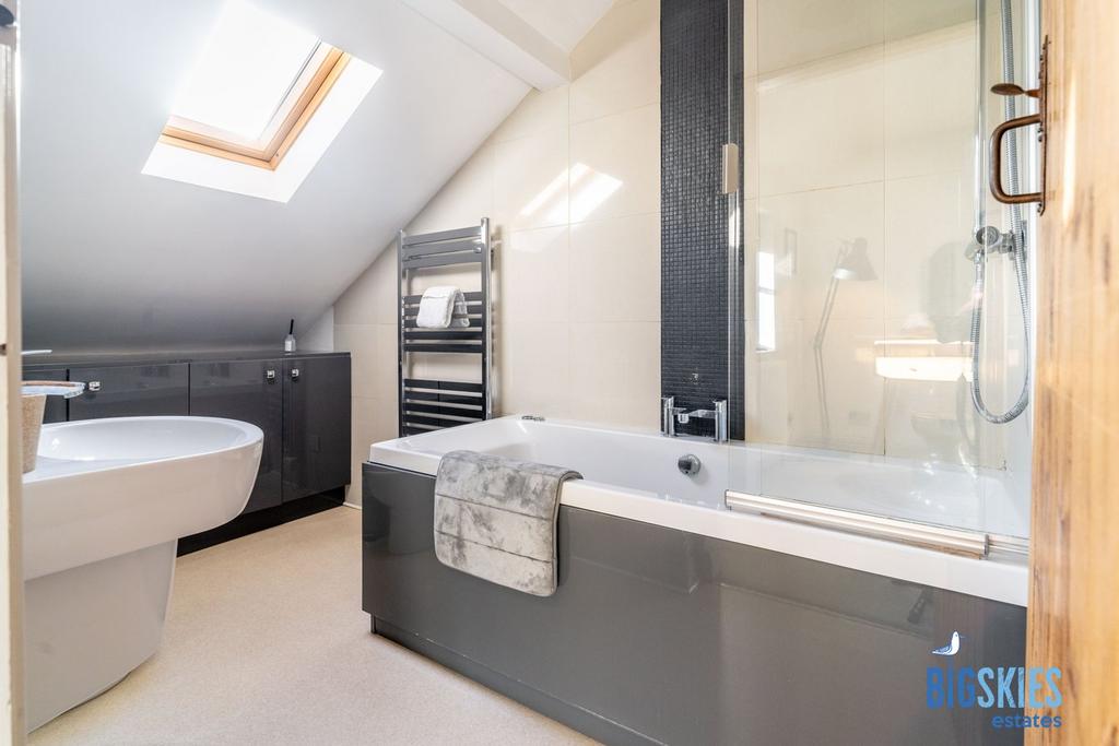 Principal En-suite Bathroom