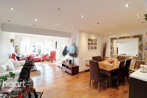 4 bedroom end of terrace house for sale, Brookside South, Barnet