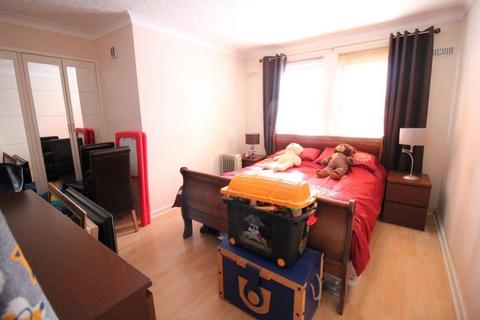 2 bedroom flat to rent, Heath Road, Uxbridge