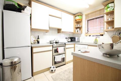 2 bedroom flat to rent, Heath Road, Uxbridge