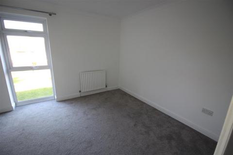 2 bedroom terraced house to rent, Montrose Close, Whitehill