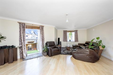 2 bedroom flat for sale, Lumley Road, Horley RH6