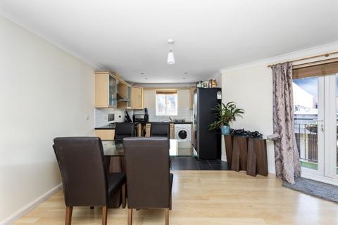 2 bedroom flat for sale, Lumley Road, Horley RH6