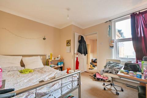 109 Walnut Tree Close, Guildford, GU1 4UQ