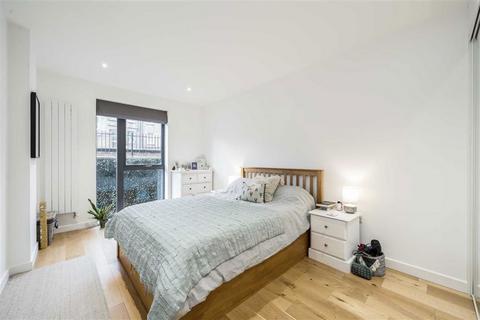 2 bedroom flat for sale, Waleorde Road, London SE17