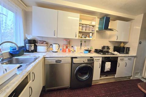 3 bedroom flat for sale, Thames Court, Hanway Road, London, W7