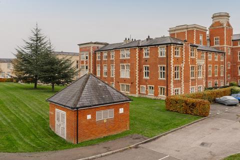 2 bedroom flat for sale, Royal Earlswood Park, Redhill