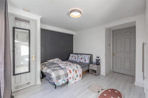 1 bedroom flat for sale, Station Road, Addlestone KT15