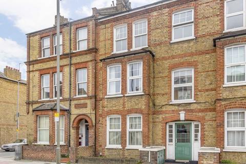 2 bedroom flat to rent, Queenstown Road, London SW8