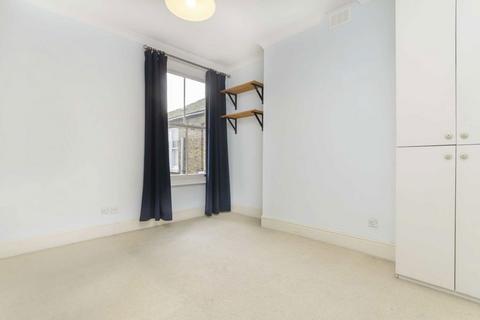 2 bedroom flat to rent, Queenstown Road, London SW8