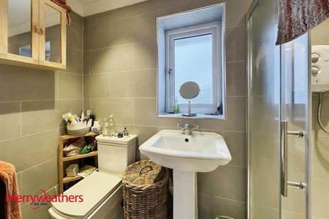 3 bedroom semi-detached house to rent, St. Andrews Close, Bramley