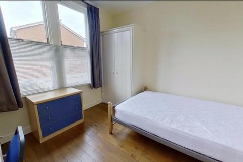 6 bedroom semi-detached house to rent, *£99pppw excluding bills!!* 6 Bed on Cycle Road, Lenton, Nottingham