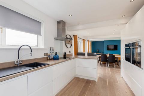 16 Cammo Hill, Edinburgh, EH4 8EY