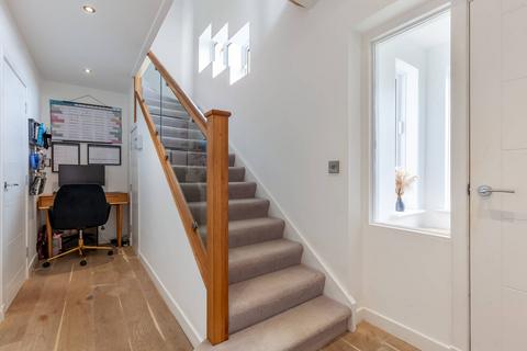 16 Cammo Hill, Edinburgh, EH4 8EY