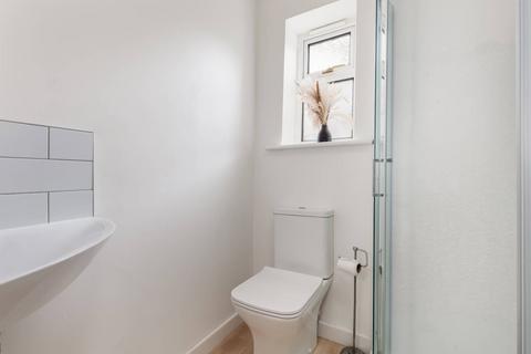 16 Cammo Hill, Edinburgh, EH4 8EY