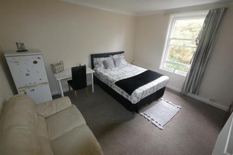 5 bedroom house share to rent, 14 Carlton Road, Bournemouth