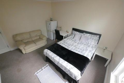 5 bedroom house share to rent, 14 Carlton Road, Bournemouth