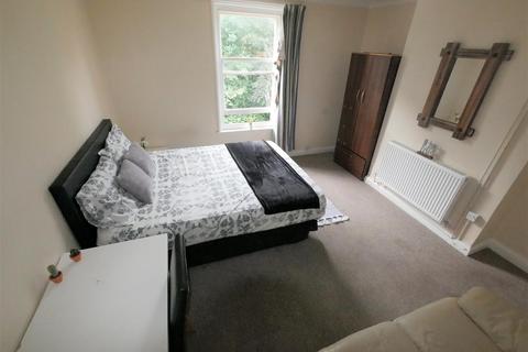 5 bedroom house share to rent, 14 Carlton Road, Bournemouth