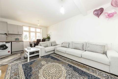 2 bedroom flat for sale, Greenford Avenue, London W7