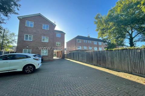 2 bedroom flat to rent, Bournehall Avenue, Bushey