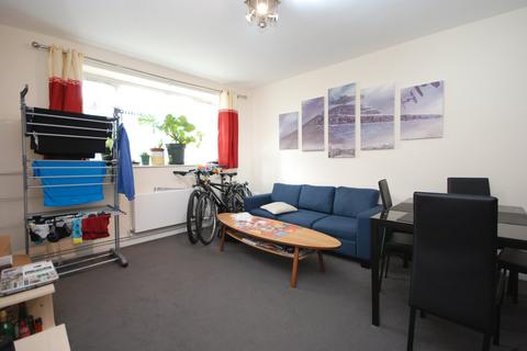 2 bedroom flat to rent, Oaks Avenue, London SE19