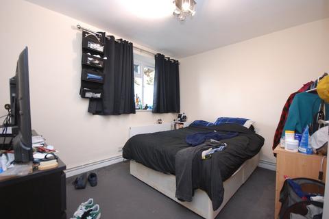 2 bedroom flat to rent, Oaks Avenue, London SE19