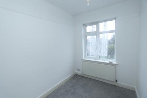 3 bedroom terraced house to rent, Tennyson Road, Romford, RM3