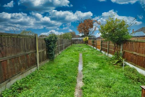 3 bedroom terraced house to rent, Tennyson Road, Romford, RM3