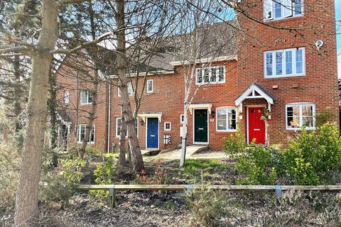 2 bedroom terraced house to rent, Wintney Street, Hart GU51