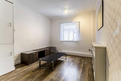 1 bedroom flat to rent, Twickenham Road, Isleworth TW7