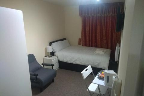 1 bedroom in a flat share to rent, 99 High Road, IG1 1DE