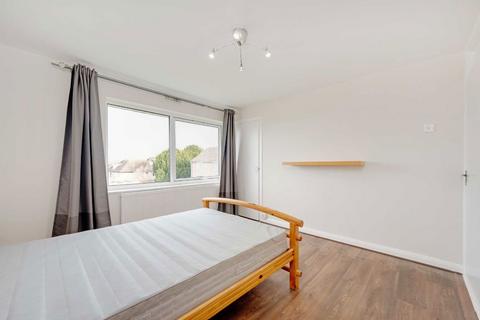 2 bedroom flat to rent, Kent Avenue, London W13