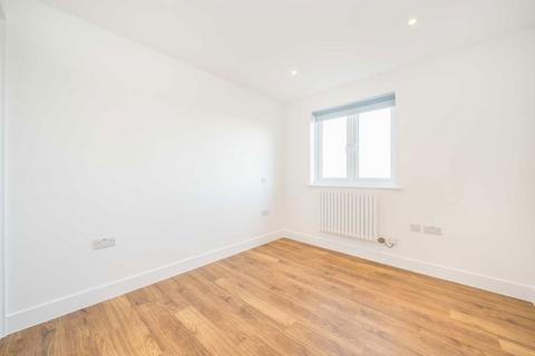 2 bedroom flat to rent, Greenview Drive, Raynes Park SW20