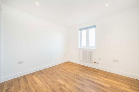 2 bedroom flat to rent, Greenview Drive, Raynes Park SW20