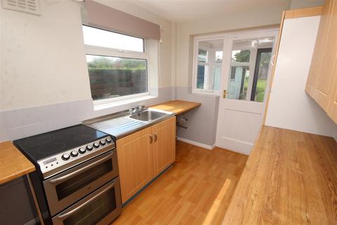 3 bedroom semi-detached house to rent, Holmebank East, Chesterfield