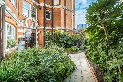 2 bedroom flat for sale, Lurline Gardens, London SW11