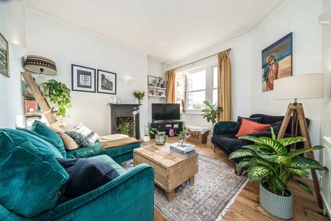 2 bedroom flat for sale, Lurline Gardens, London SW11