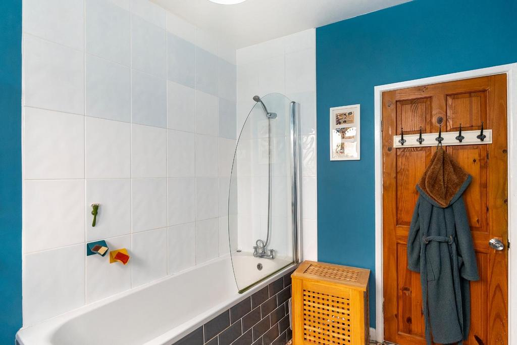 4 C0 RSG - Bathroom B.jpg