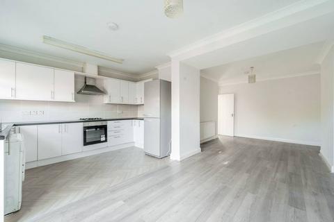 3 bedroom flat to rent, Eskdale Avenue, Northolt, UB5