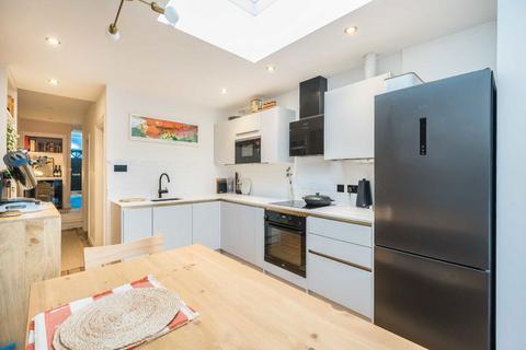 2 bedroom flat for sale, Strathville Road, London SW18