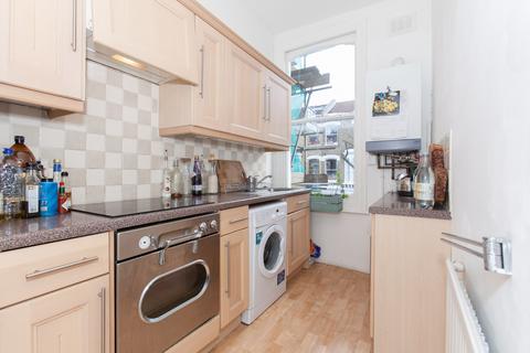 2 bedroom flat to rent, Kellett Road